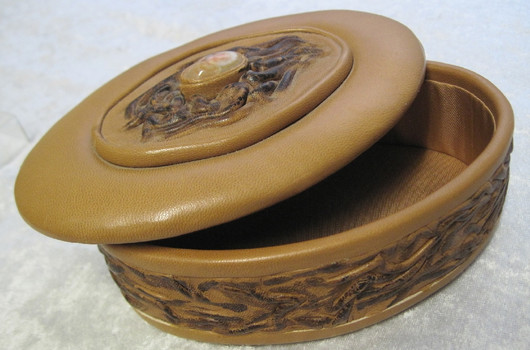 Nahkarasia, ovaali, kannessa akaatti, koko 14,5x9,5x6cm