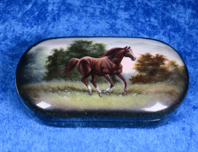 Puurasia hevonen juoksee niityllä