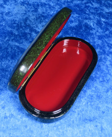 Puurasia hevonen juoksee niityllä