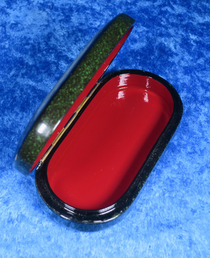 Puurasia hevonen juoksee niityllä