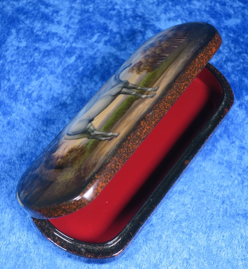 Puurasia valkoinen hevonen, saranalla