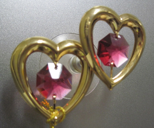 Kultakristalli sydämet yhdessä, punaiset kristallit