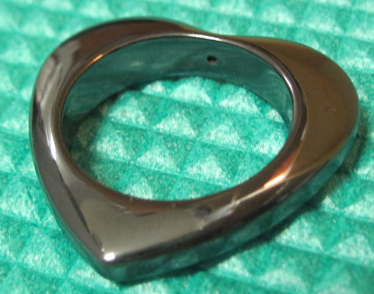 Hematiitti 35mm sydän, keskellä reikä 21mm, korutarvike