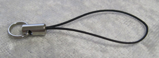 Kännykkäkorun lenkki, musta ohut.