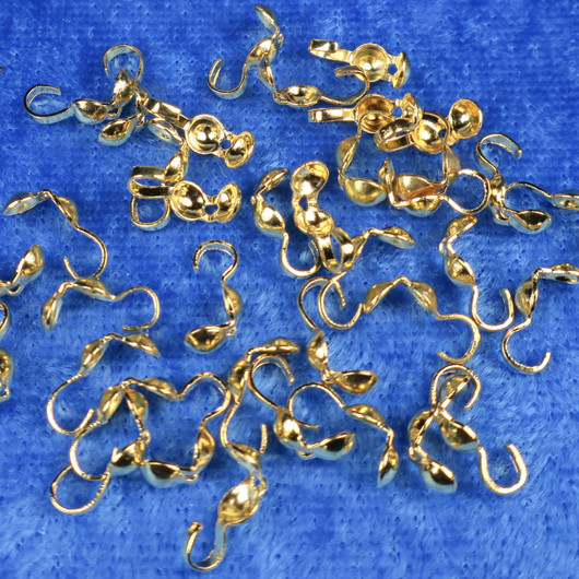 Solmunsuoja kullanvärinen korutarvike