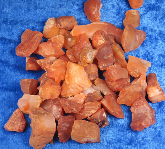 Karneoli raaka Intia. Valitse koko ja hinta