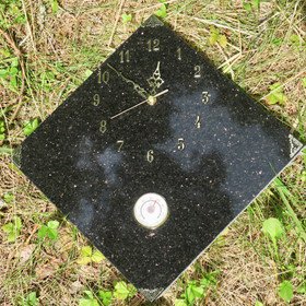 Seinäkello lämpömittarilla gabro 30x30cm kulmittain 348-3