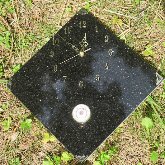 Seinäkello lämpömittarilla gabro 30x30cm kulmittain 348-3