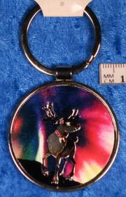 Avaimenperä poro ja punaiset revontulet, metallia