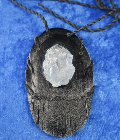 Riipus selestiini enkelikivi iso kide, musta nahkakoru