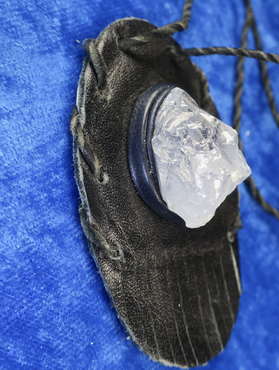 Riipus selestiini enkelikivi iso kide, musta nahkakoru