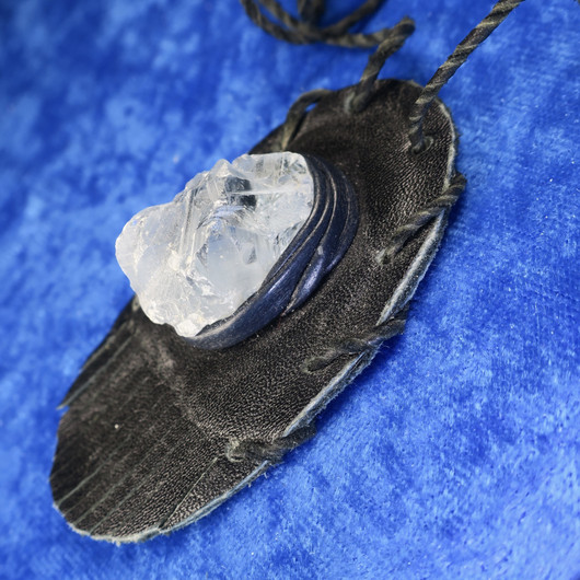 Riipus selestiini enkelikivi iso kide, musta nahkakoru