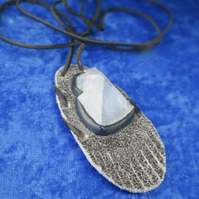 Riipus selestiini enkelikivi iso kide, harmaa nahkakoru