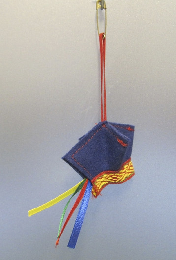 Maskotti 4-tuulenlakki sininen, hakaneulakiinnitys