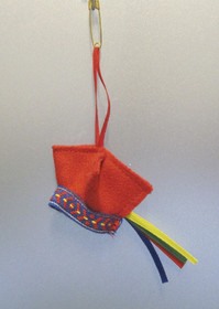 Maskotti 4-tuulenlakki punainen, hakaneulakiinnitys