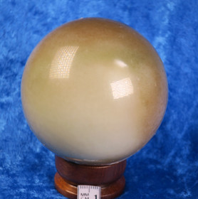 Kivipallo nefriitti vaalea 530g 65mm. Katso video