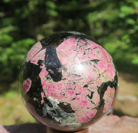 Kivipallo eudialyytti 690g 7cm