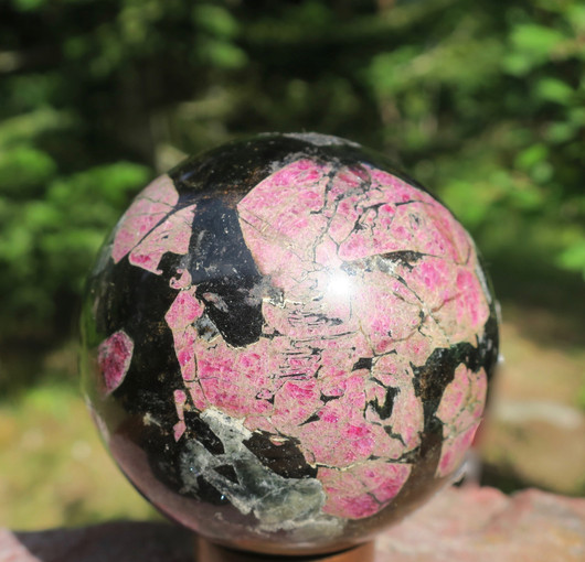 Kivipallo eudialyytti 690g 7cm