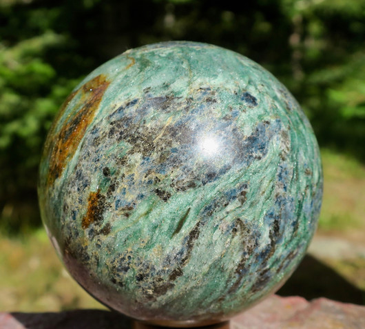 Pallo fuksiitti ja sininen kyaniitti 1,2kg 85mm kivipallo. Katso video