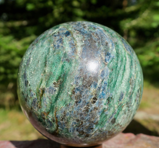 Pallo fuksiitti ja sininen kyaniitti 1,2kg 85mm kivipallo. Katso video