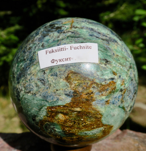 Pallo fuksiitti ja sininen kyaniitti 1,2kg 85mm kivipallo. Katso video