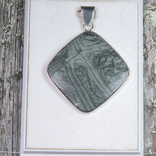 Hopeariipus tinguaiitti kookas