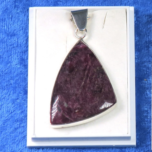 Hopeariipus eudialyytti  iso, rubiininpunainen  EUD3