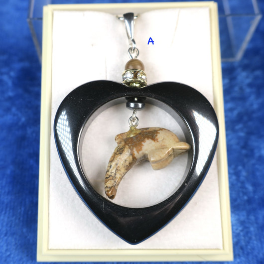 Riipus maisemajaspisdelfiini hematiittisydämessä