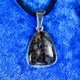 Hopeariipus astrofylliitti trapetsi B