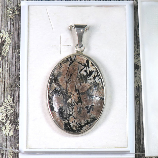 Hopeariipus astrofylliitti, ovaali C