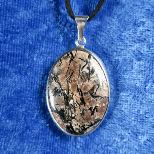 Hopeariipus astrofylliitti, ovaali C