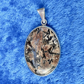 Hopeariipus astrofylliitti, ovaali C