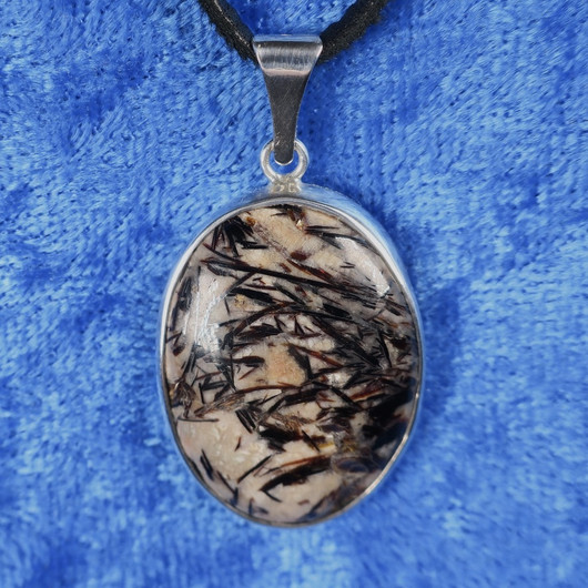 Hopeariipus astrofylliitti, ovaali D