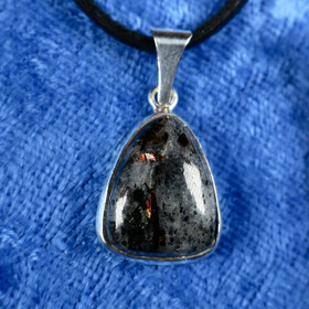 Hopeariipus astrofylliitti trapetsi A