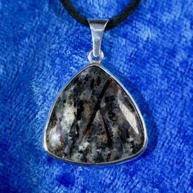 Hopeariipus astrofylliitti KOLMIO N