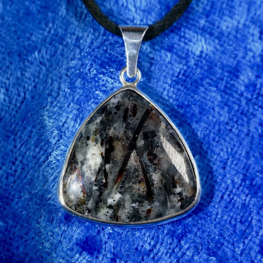 Hopeariipus astrofylliitti KOLMIO N