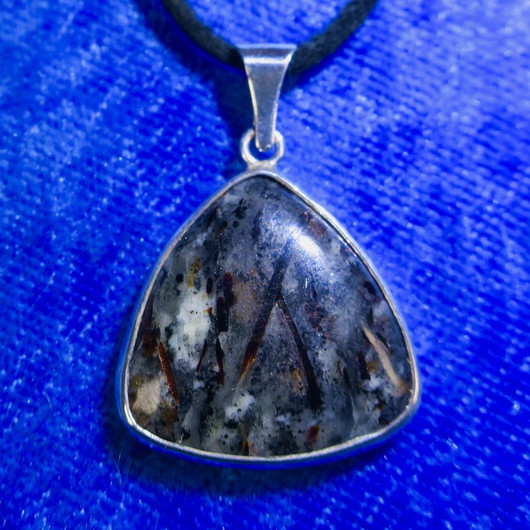 Hopeariipus astrofylliitti KOLMIO N