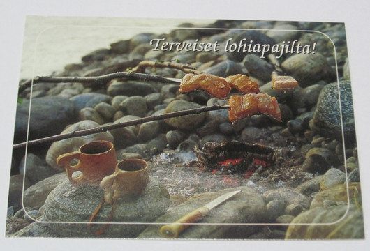Postikortti Terveiset lohiapajilta! Lohet paistuu hiilloksella, kuksat