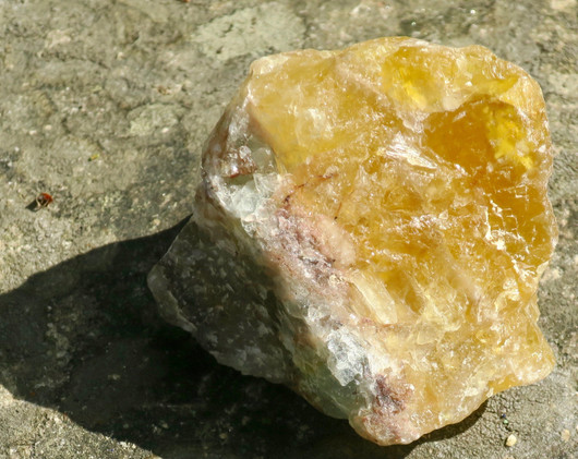 Fluoriitti raaka, puoliksi keltainen, vihreänvioletti 196g 