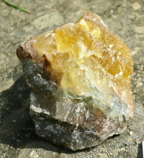 Fluoriitti raaka, puoliksi keltainen, vihreänvioletti 196g 