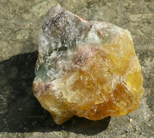 Fluoriitti raaka, puoliksi keltainen, vihreänvioletti 196g 