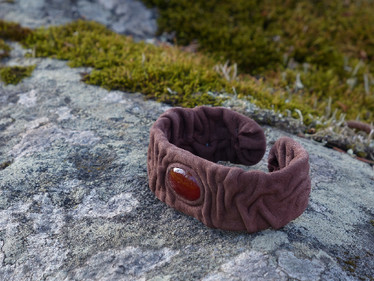Nahkrannekoru karneoli 12x18mm, suklaanruskea nahka, leveys 27mm