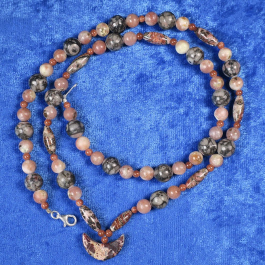 Helmet fossiilijaspis, kalkkikivi, jaspislaiva 75cm Fos1