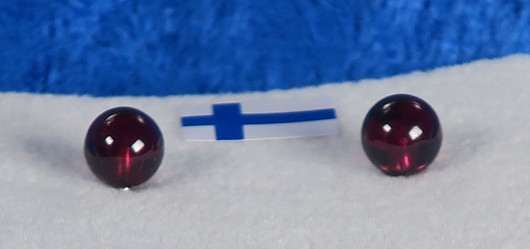 Nappikorvakorut almandiini  5mm tummanpunainen granaatti