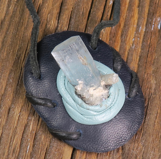 Kaulakoru akvamariinikide nahkasomistein 