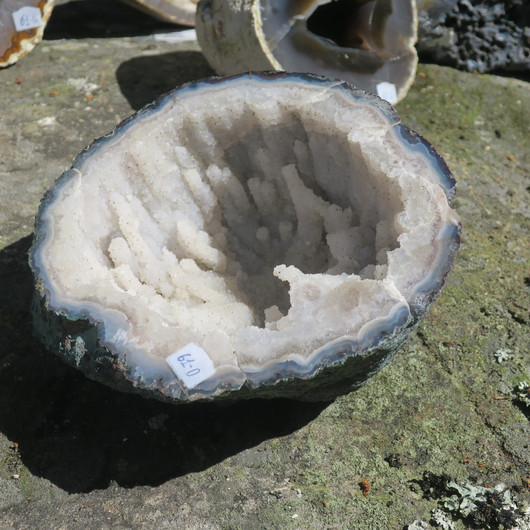 Akaattigeodi iso 2,2kg kulho sisällä rastamaiset kiteet. 61o Brasilia