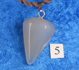 Riipus akaatti, voi käyttää myös heilurina. Eri värisiä.