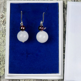 Korvakorut lumikvartsi ja almandiini granaatti