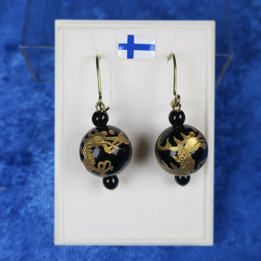 Korvakorut onyksi 12mm, jossa kullattu lohikäärme