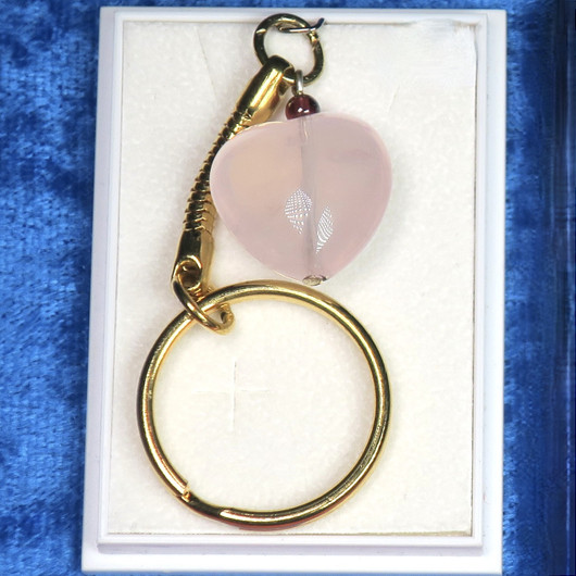 Avaimenperä ruusukvartsisydän